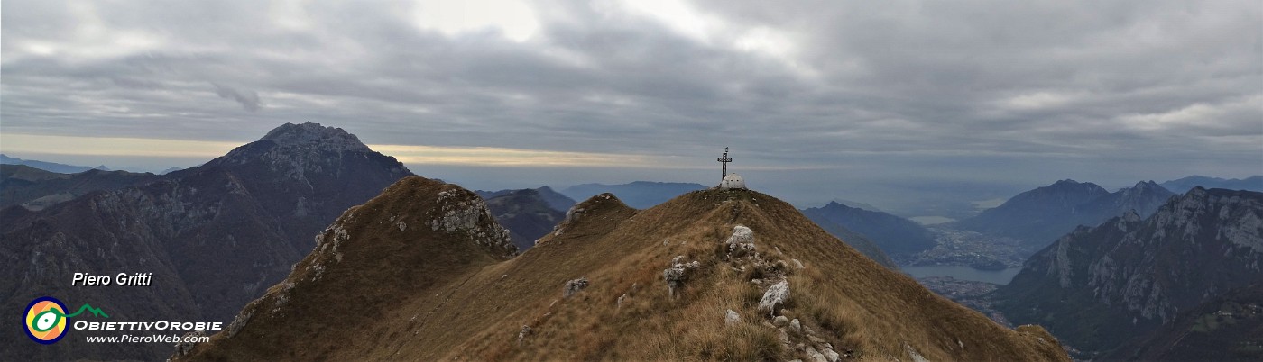 72 Dalla cresta sommitale del Due Mani sul sentierino per la croce di vetta vista panoramica.jpg